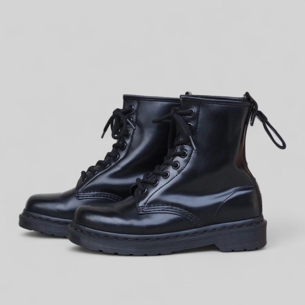 Dr.Martens(ドクターマーチン) 1460 8ホールのバックジップカスタム ¥16,000(税・返送料込) 納期約2~3週間 - HOLO  WITH